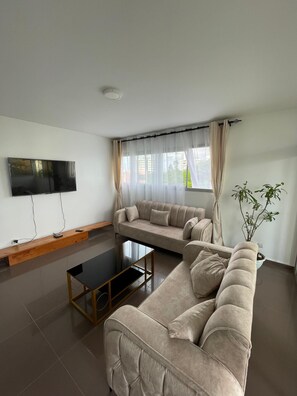 Smart TV - Charming T4 close to banks, shops and other facilities in the riviera Golf (Abidjan)