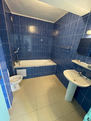 Shower, hair dryer, towels, soap - Charming T4 close to banks, shops and other facilities in the riviera Golf (Abidjan)