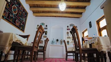 Habitación estándar con 1 cama doble o 2 individuales, lanai | Cocina privada | Frigorífico pequeño, microondas, horno y placa de cocina