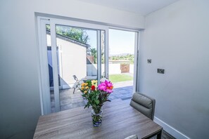 Dining - Waterview House (Newport)