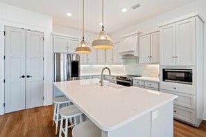 Kylskåp, mikrovågsugn, ugn och spishäll