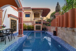8 outdoor pools