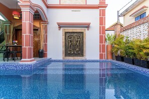 8 outdoor pools