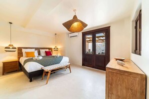 4 bedrooms, iron/ironing board, free WiFi, bed sheets