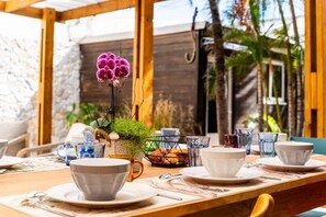 Outdoor dining - Villa du Jardin Angélique 5* - piscine chauffée (Saint-Pierre)