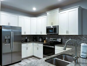 Mikrobølgeovn, ovn, kokeplater og oppvaskmaskin