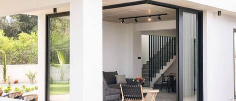Un intérieur moderne avec un canapé, une table basse et un escalier.