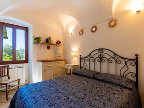2 bedrooms, iron/ironing board, internet