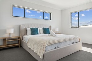 6 slaapkamers, een bureau, een strijkplank/strijkijzer, wifi