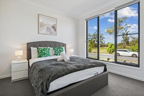 6 bedrooms, desk, iron/ironing board, WiFi