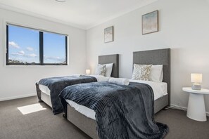 6 slaapkamers, een bureau, een strijkplank/strijkijzer, wifi