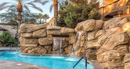 Cozy 1-bedroom condo in a fantastic Las Vegas resort with two pools and hottub!