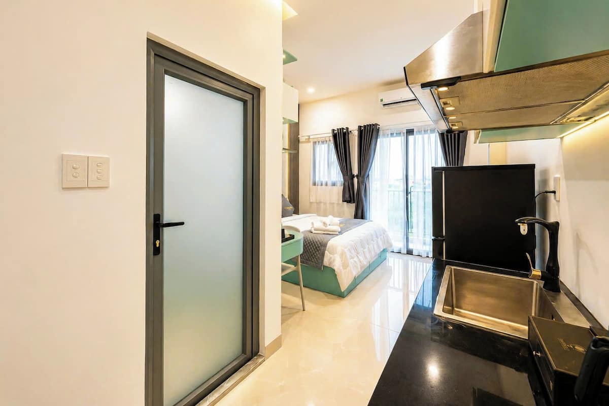 Escritorio, espacio para trabajar con laptop y cortinas blackout