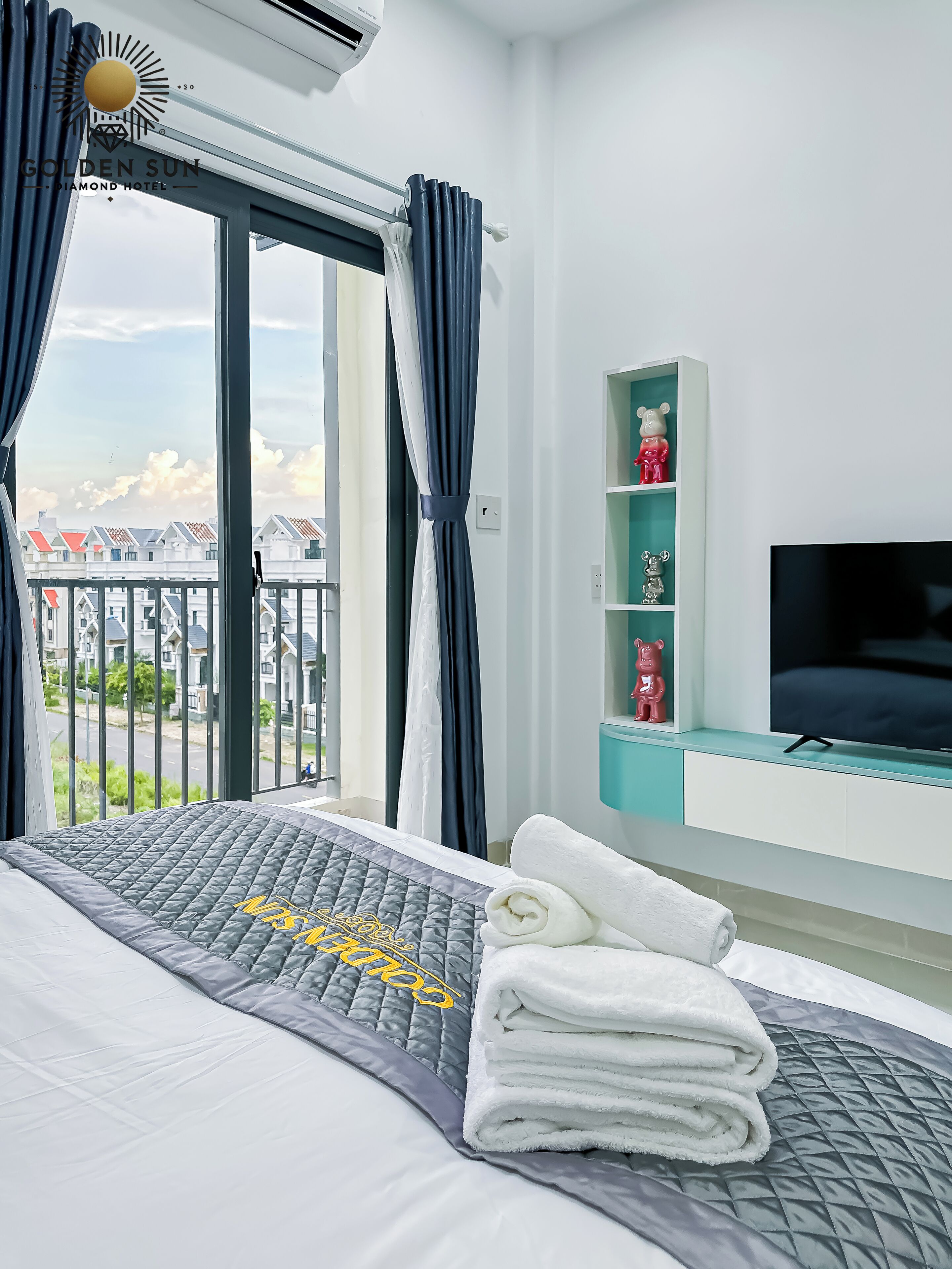 Deluxe Room, 1 Queen Bed, Balcony, City View | Terrace/patio