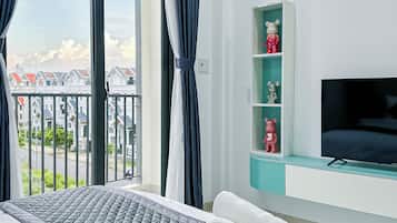 Deluxe Room, 1 Queen Bed, Balcony, City View | Terrace/patio