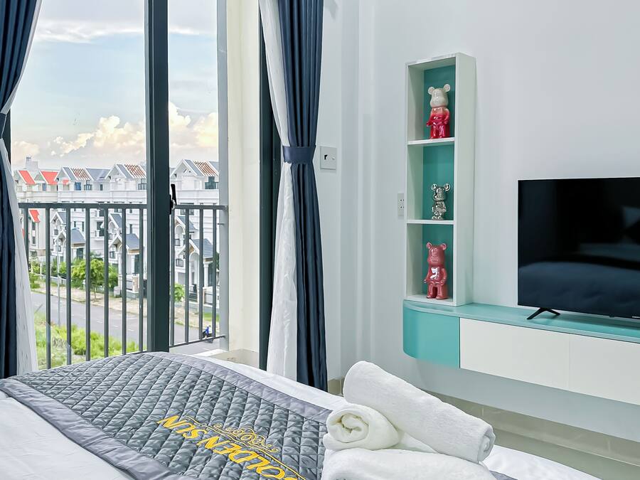 Deluxe Room, 1 Queen Bed, Balcony, City View | Terrace/patio
