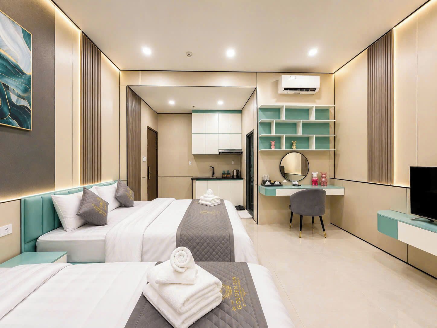 Une chambre d’hôtel avec deux lits, un bureau, une chaise, une télévision et une salle de bain.