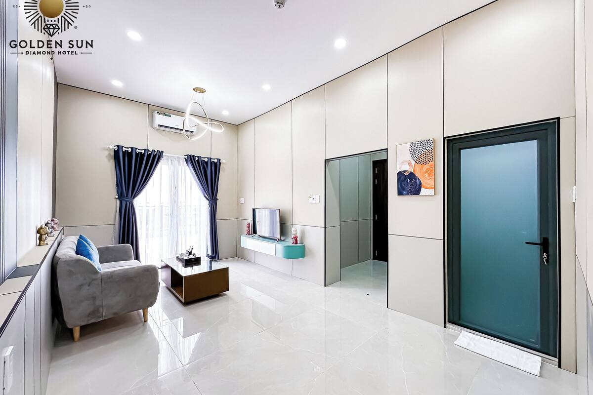 Panoramic Apartment, 1 Queen Bed, Patio, City View | Living area