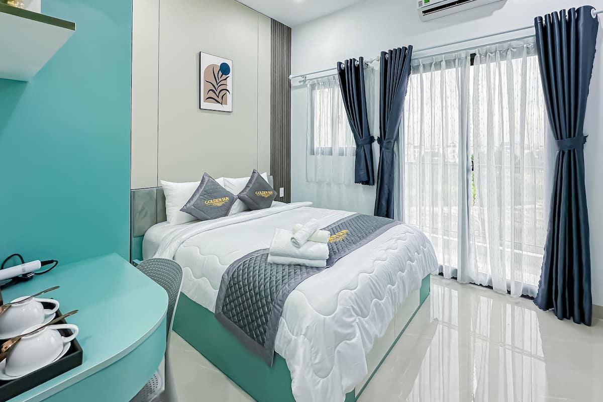 デラックス ルーム クイーンベッド 1 台 バルコニー シティビュー | 客室ごとに異なる装飾、客室ごとに異なるインテリア、デスク、ノートパソコン用作業スペース