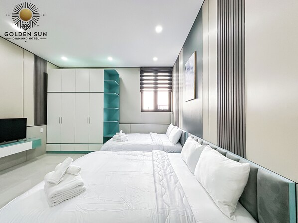 Suíte família, 2 camas Queen, suíte, vista para o jardim | Individualmente decorados, individualmente mobiliados, escrivaninha
