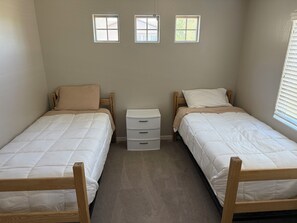 3 habitaciones, tabla de planchar con plancha, wifi y ropa de cama 