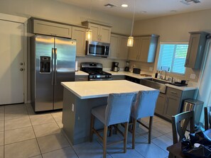 Kjøleskap, mikrobølgeovn, ovn og kokeplater