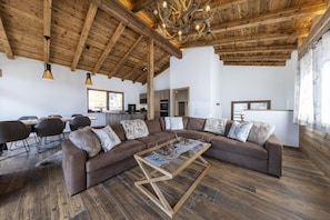 Chalet | Área de sala de estar | Chimenea 