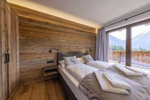 4 bedrooms, bed sheets