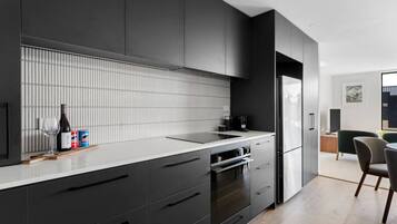 Kühlschrank, Mikrowelle, Ofen, Herdplatte