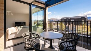 Ein Balkon mit einer Couch, Sesseln und einem Tisch.