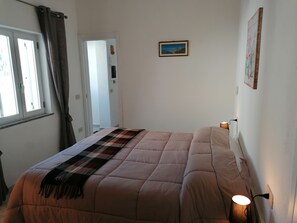 2 bedrooms, iron/ironing board, WiFi, bed sheets - APARTMENT IN QUIET AREA, MINUTES FROM SPA PARKS AND BEACH, (FORIO)