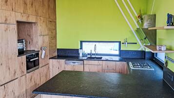 Kühlschrank, Geschirrspüler, Toaster, Kochgeschirr/Geschirr/Besteck