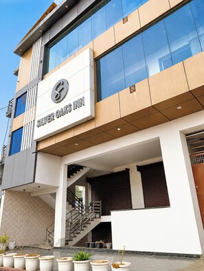Exterior - Hotel Silver Oaks Inn Mathura (Mathura)