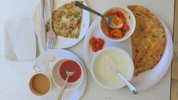 Desayuno continental diario (INR 150 por persona)