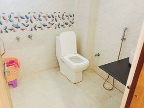 Shower, free toiletries, slippers, soap - Hotel Silver Oaks Inn Mathura (Mathura)