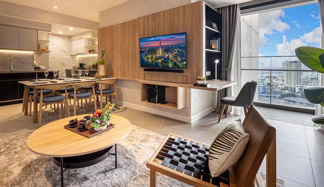 Apartamento ejecutivo, 3 habitaciones | Zona de estar | Smart TV de 42 pulgadas con canales por cable