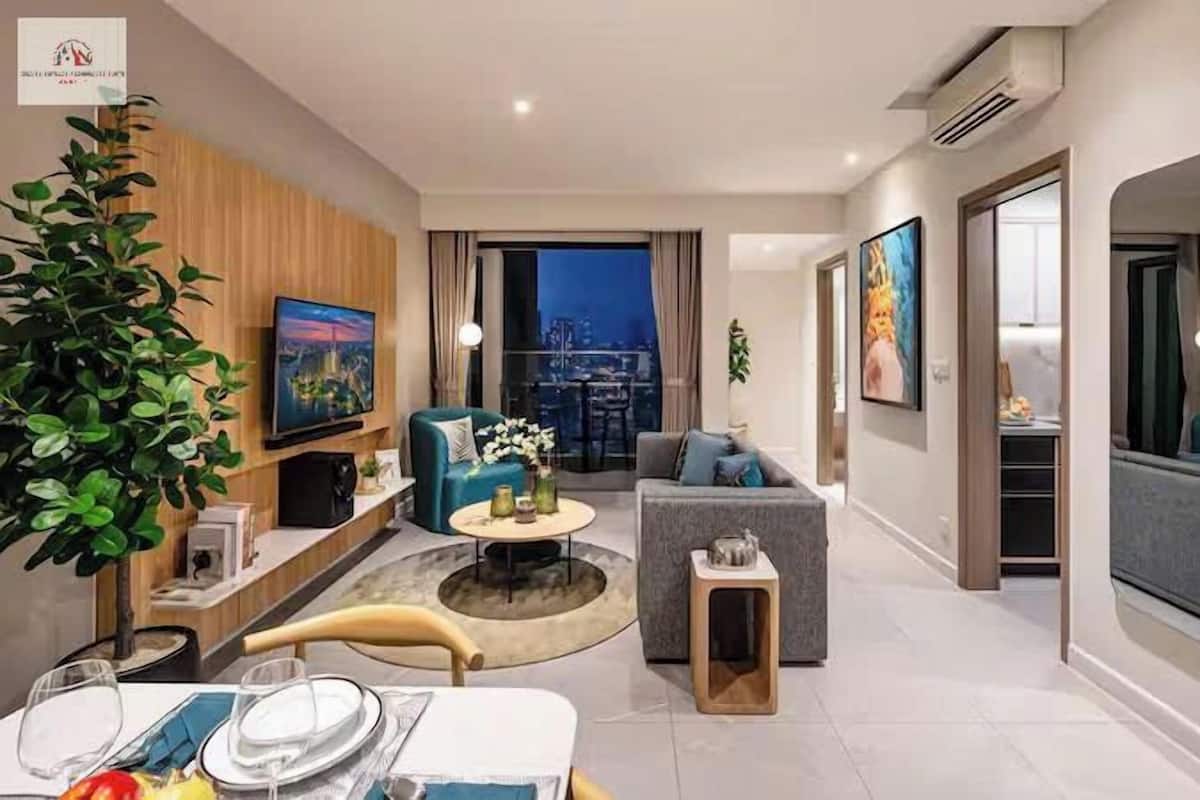 Una sala de estar moderna con vista a la ciudad, un televisor y un comedor con una mesa dispuesta para dos.