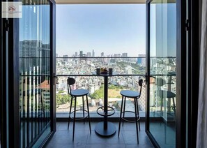Luxury Apartment, 1 Bedroom, City View | 2 bilik tidur, peralatan tempat tidur premium, bar mini 