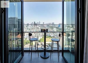 Luxury Apartment, 1 Bedroom, City View | 2 bilik tidur, peralatan tempat tidur premium, bar mini