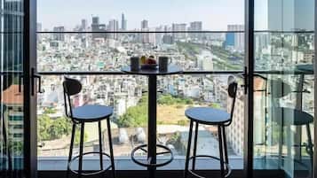 Apartament de luxe, 1 dormitori, vistes a la ciutat | 2 dormitoris, roba de llit d'alta qualitat i minibar