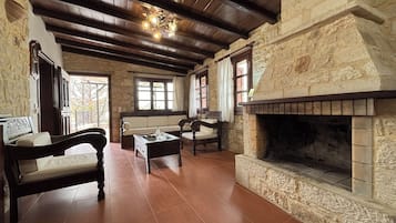 Vila Basic, pemandangan kolam renang | Area keluarga | Smart TV 32-inci dengan saluran TV kabel dan perapian