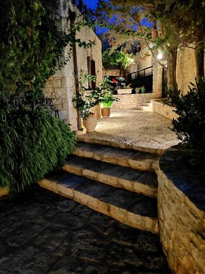 Garden - Melina Stone Villa (Roumelí)