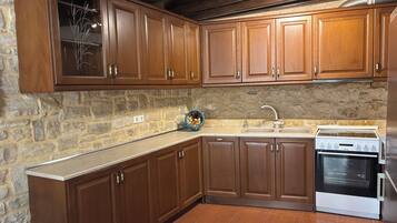 Vila Basic, pemandangan kolam renang | Dapur pribadi | Lemari es besar, microwave, oven, dan kompor