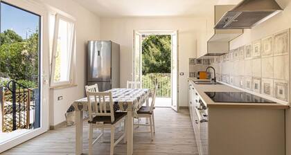 Two-room sea view apartment, Wi-Fi air conditioning Three minutes from the sea