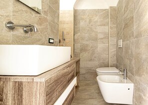 Dusche, Haartrockner, Bidet