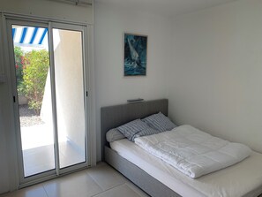 1 chambre, fer et planche à repasser