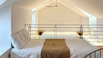 2 bedrooms, iron/ironing board, WiFi