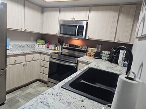 電子レンジ、オーブン、コンロ、食器洗い機