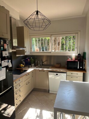 Kylskåp, mikrovågsugn, ugn och spishäll