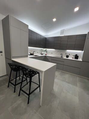 Micro-ondes, four, plaque de cuisson, lave-vaisselle